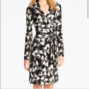 DVF new Jeanne two wrap dress 100% silk